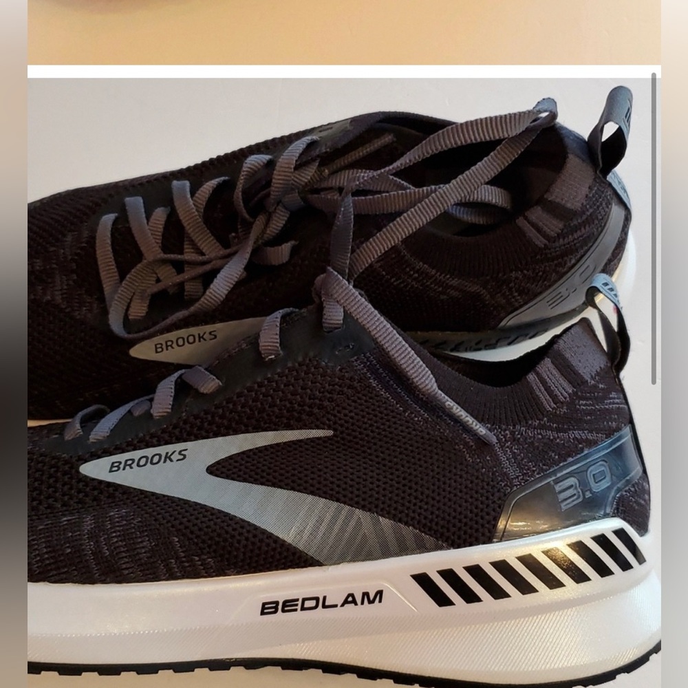 Women’s black & white w grey accent  size 9.5 Brooks Bedlam tennis shoes
